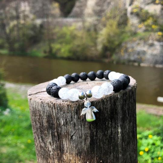 Minerální náramek křišťál, lávový kámen - JISKŘIČKA S ANDÍLKEM